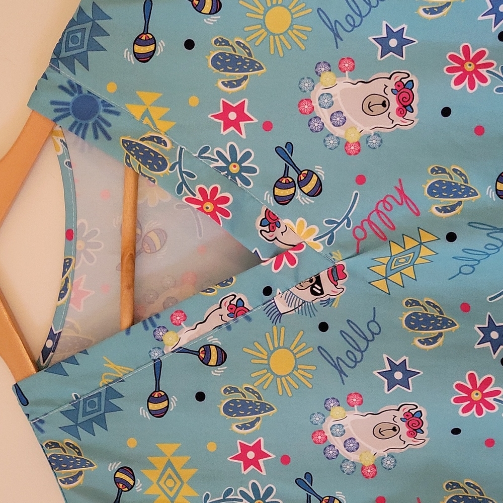CUTE SCRUBS TOP - Picture 2 of 7